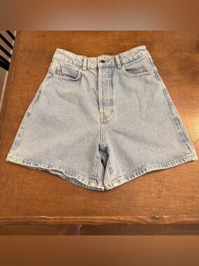 Light Wash Zara Mom Short